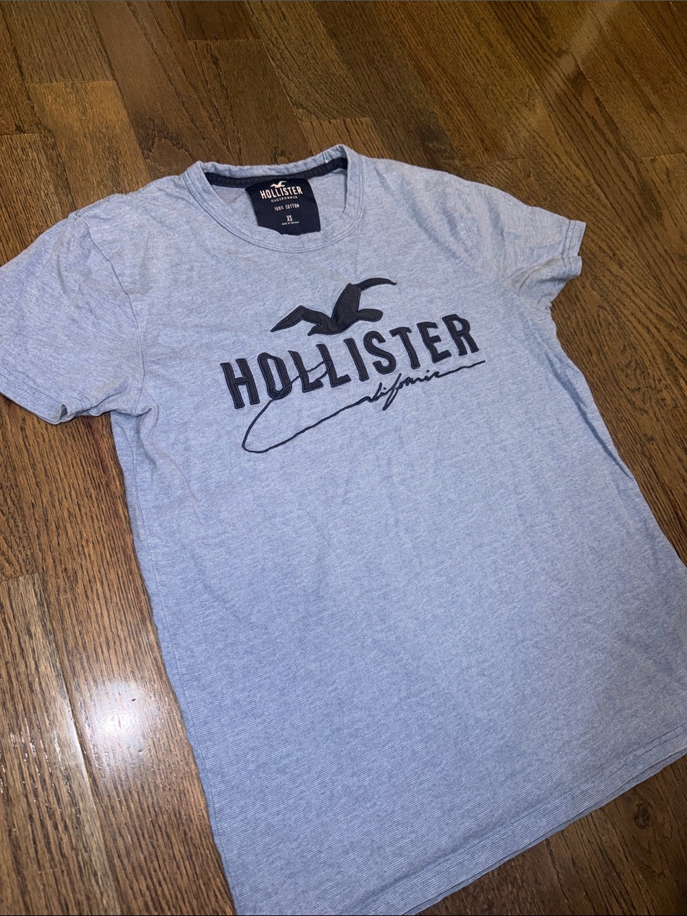 Hollister Men's Light Blue Heather Tee with Navy Logo